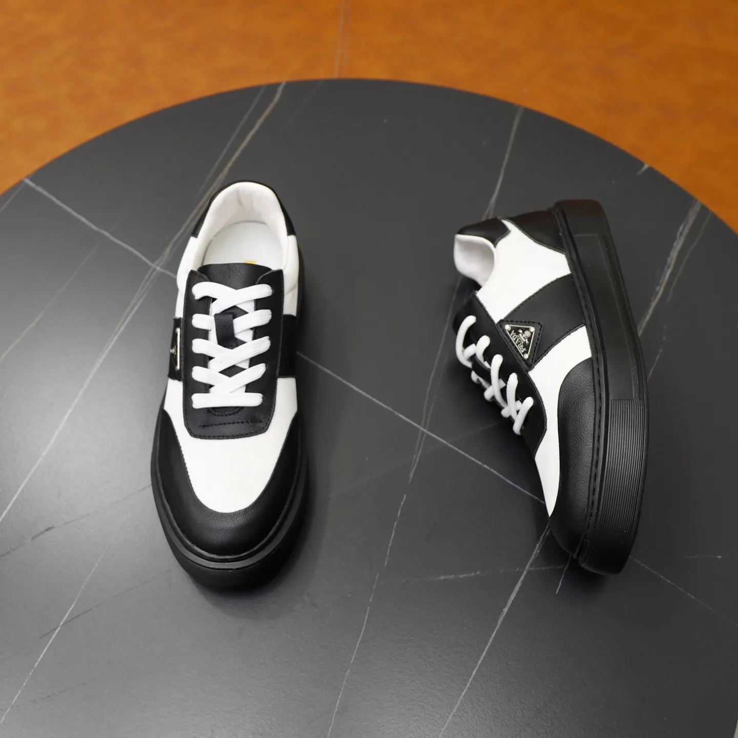 Ex-factory price: 462💰🙅‍♂️🙅‍♂️🙅‍♂️ Brand: PRADA Standard code: 38-44 (45 customized) Grade: Same as the official website Material: Original material splicing Comfortable and breathable lining Lightweight and wear-resistant sports outsole Style category: Men's fashionable casual shoes Running sneakers Distinguished luxury brand elements Top luxury Color: actual picture color